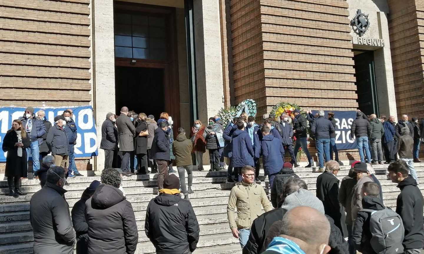 Lazio, è il giorno dell'addio a Pino Wilson: i funerali del Capitano VIDEO