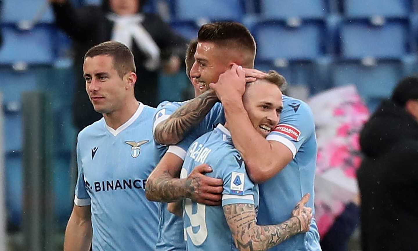 La Lazio batte il Sassuolo grazie a Lazzari e Milinkovic, serata no per Immobile. Sarri supera Roma e Atalanta 