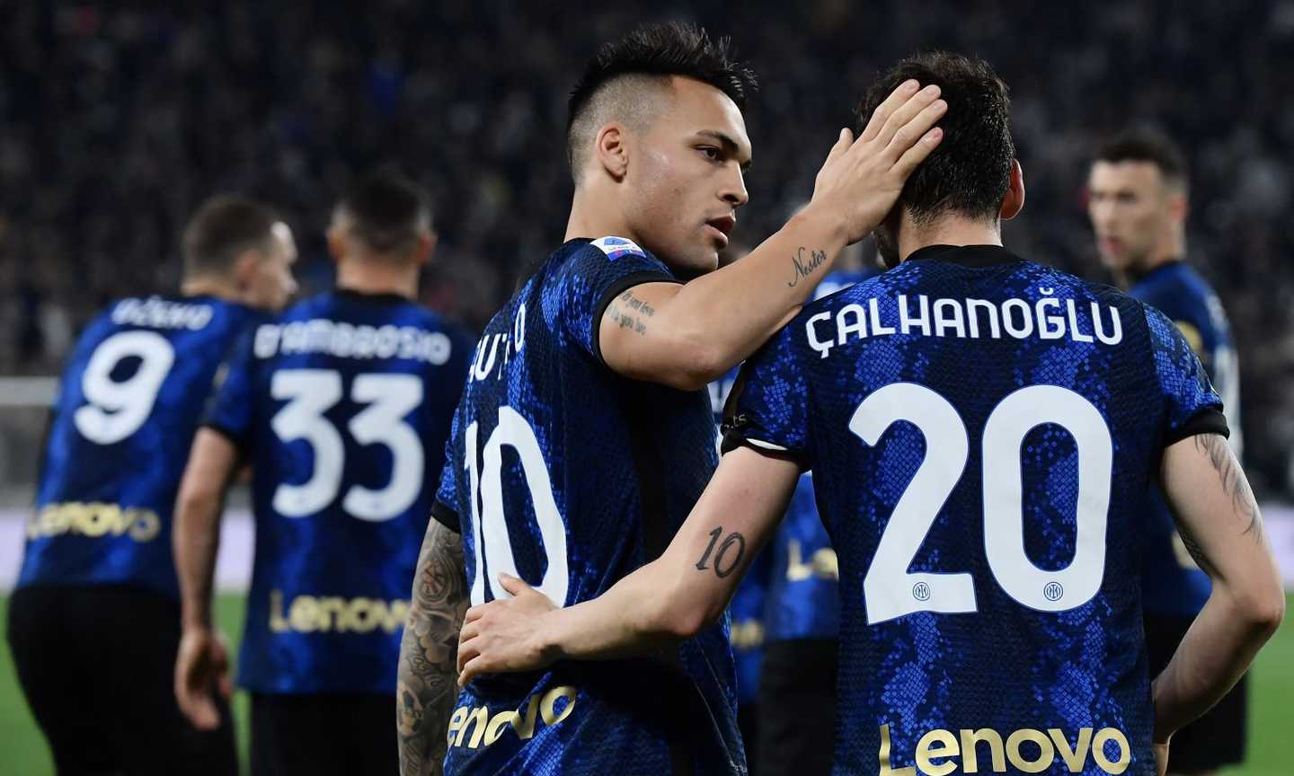 L'Inter vince 1-0 allo Stadium, il rigore di Calhanoglu elimina la Juve dalla corsa scudetto: Inzaghi a -3 dal Milan