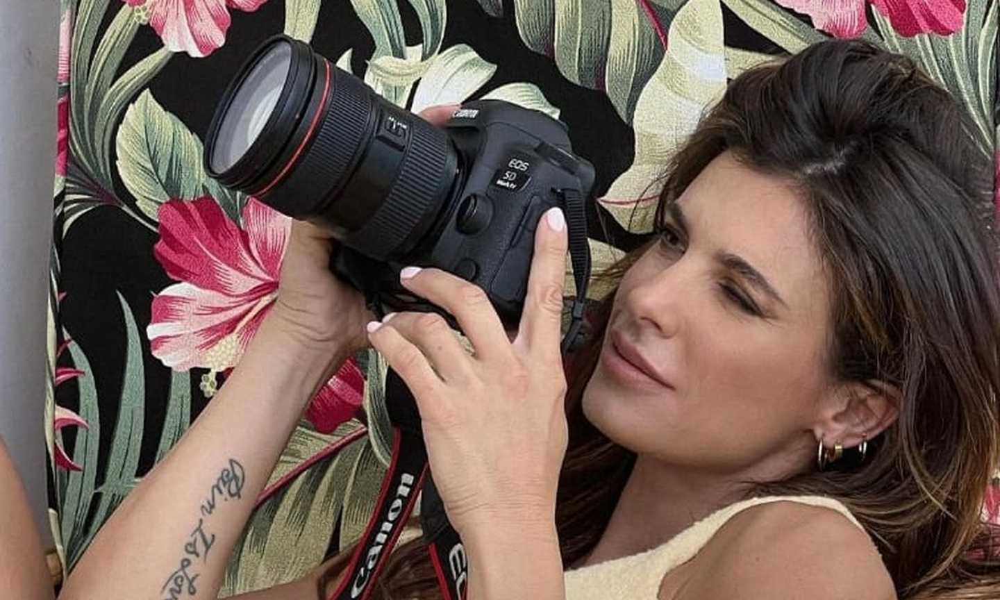 Elisabetta Canalis da acqua e sapone a truccata, che cambio look! E in bikini è sempre uno spettacolo FOTO