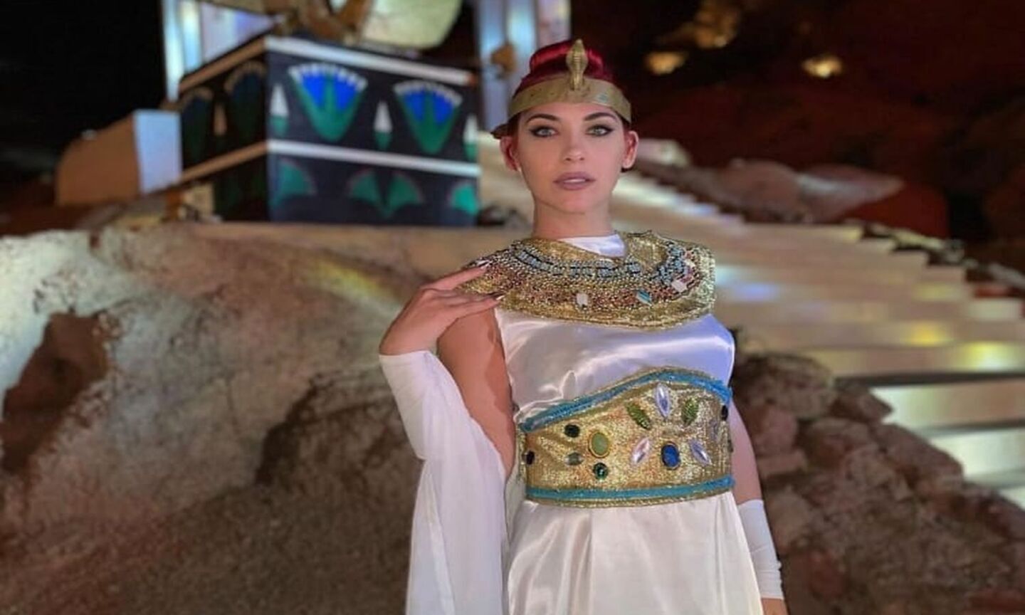 Himorta, che vacanza in Egitto: tra Cleopatra, delfini e bikini azzardati FOTO