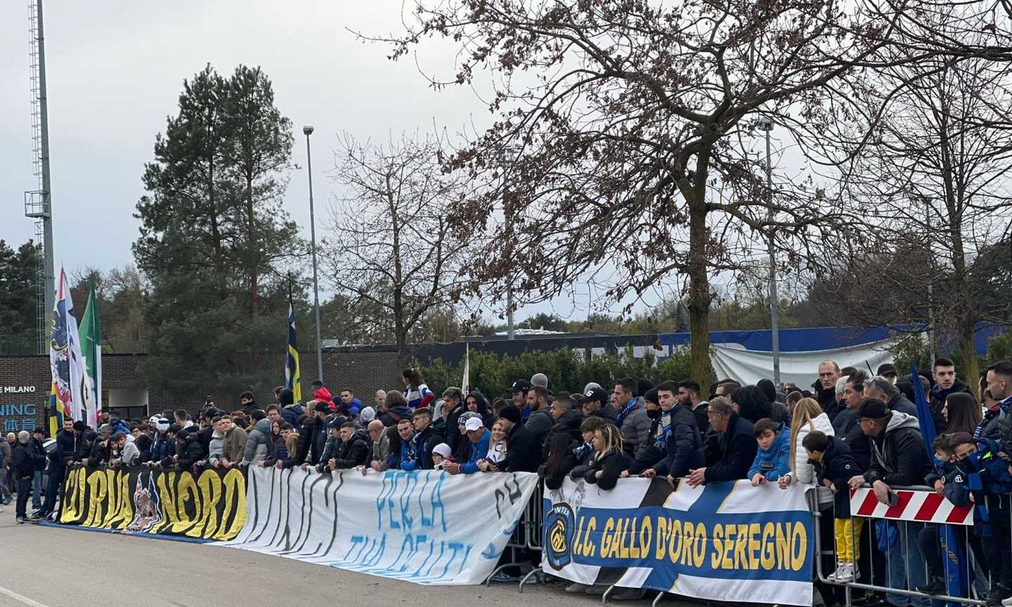 Inter, 500 tifosi ad Appiano per sostenere la squadra in partenza per Torino VIDEO 