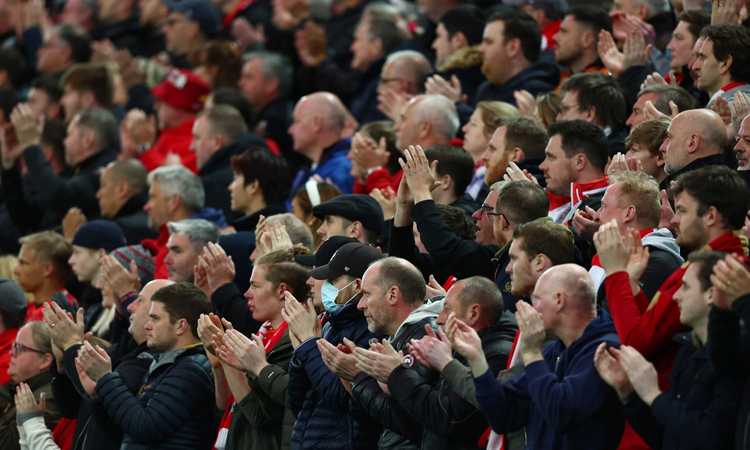 Momenti Di Gioia: applausi al 7' per il dramma di CR7, la famiglia ringrazia i tifosi del Liverpool per il tributo
