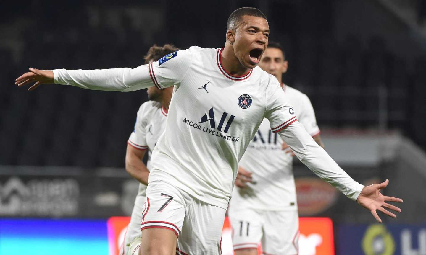 Real Madrid, si complica Mbappé