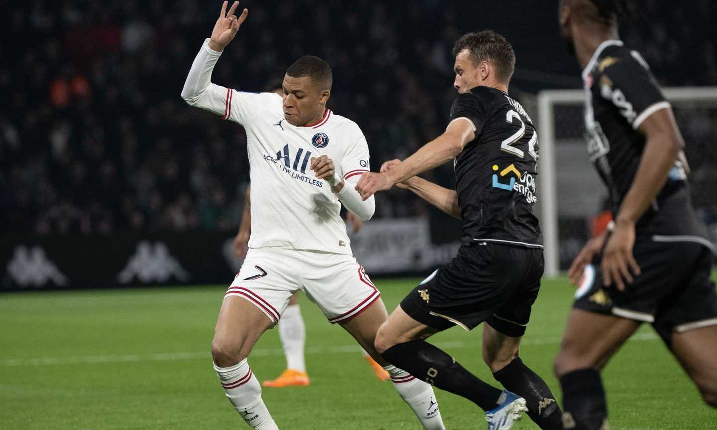 PSG, Mbappé esulta sui social per il rinnovo: 'L'avventura continua'