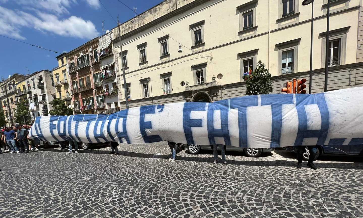 Napoli, dura contestazione dei tifosi ai giocatori fuori e dentro allo stadio: 'Indegni, non siete napoletani'. Fischi e cori contro De Laurentiis, VIDEO