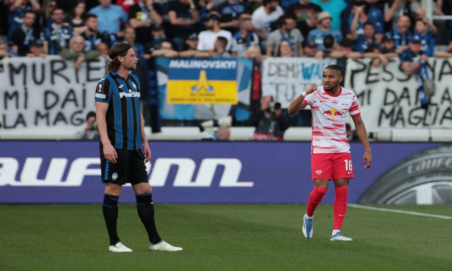 Nkunku elimina l'Atalanta dall'Europa League: 2-0 a Bergamo, l'RB Lipsia va in semifinale. Giallo rigore