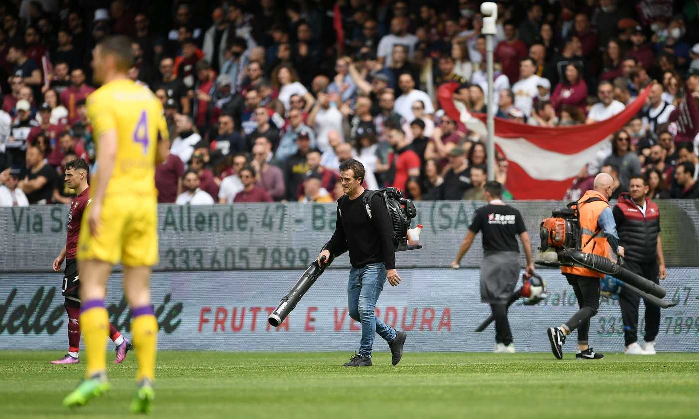 Salernitana-Fiorentina, fischio d'inizio in ritardo a causa dei coriandoli lanciati in campo dai tifosi