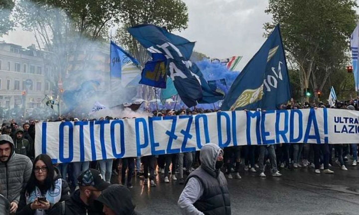 Lazio, prosegue la contestazione dei tifosi. Duro striscione contro Lotito: 'Pezzo di m...' FOTO