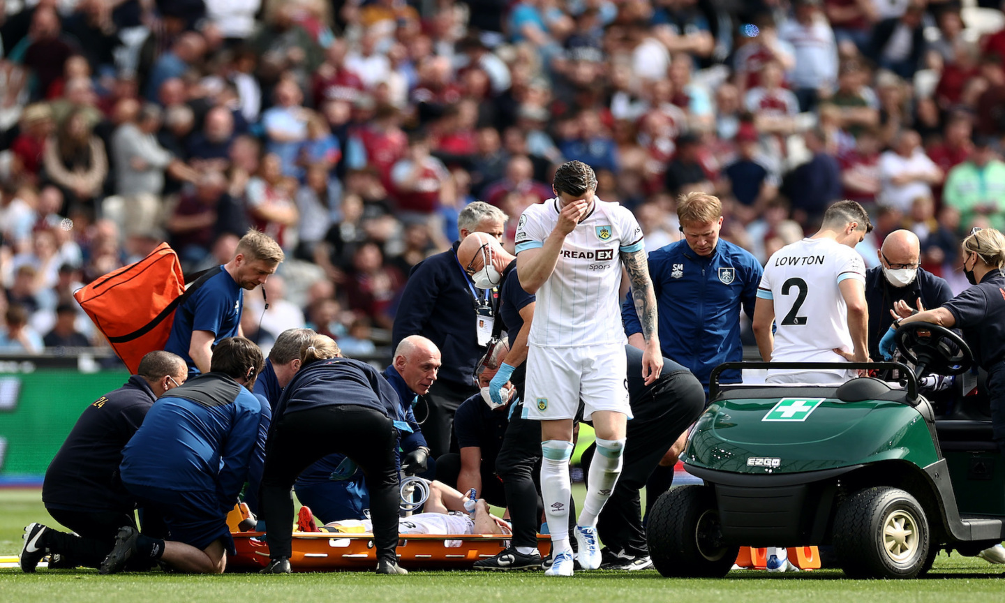 West Ham-Burnley: grave infortunio per Westwood e gara interrotta. Lascia il campo in barella e con l'ossigeno