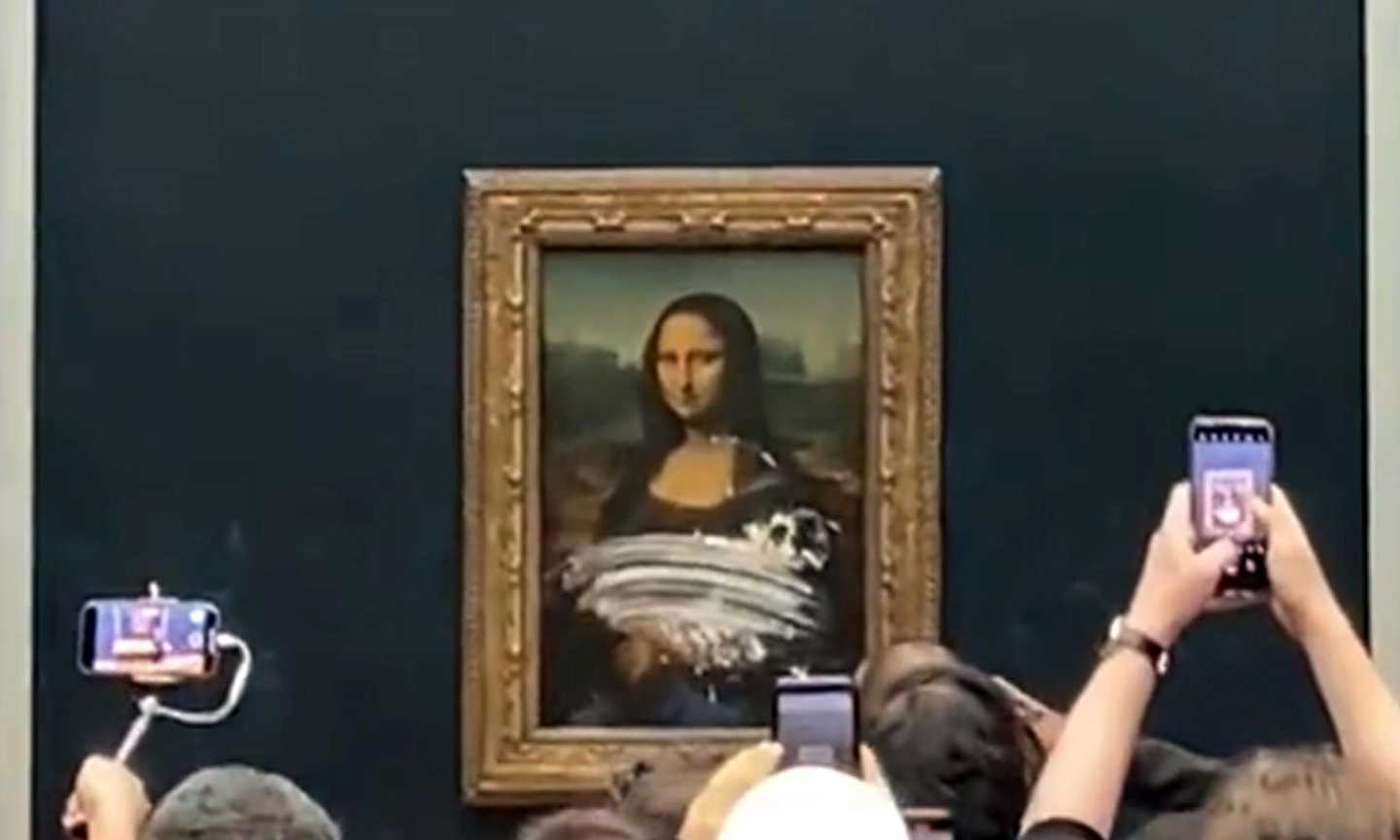 Una torta contro la Gioconda: gesto di protesta per la salvezza del pianeta