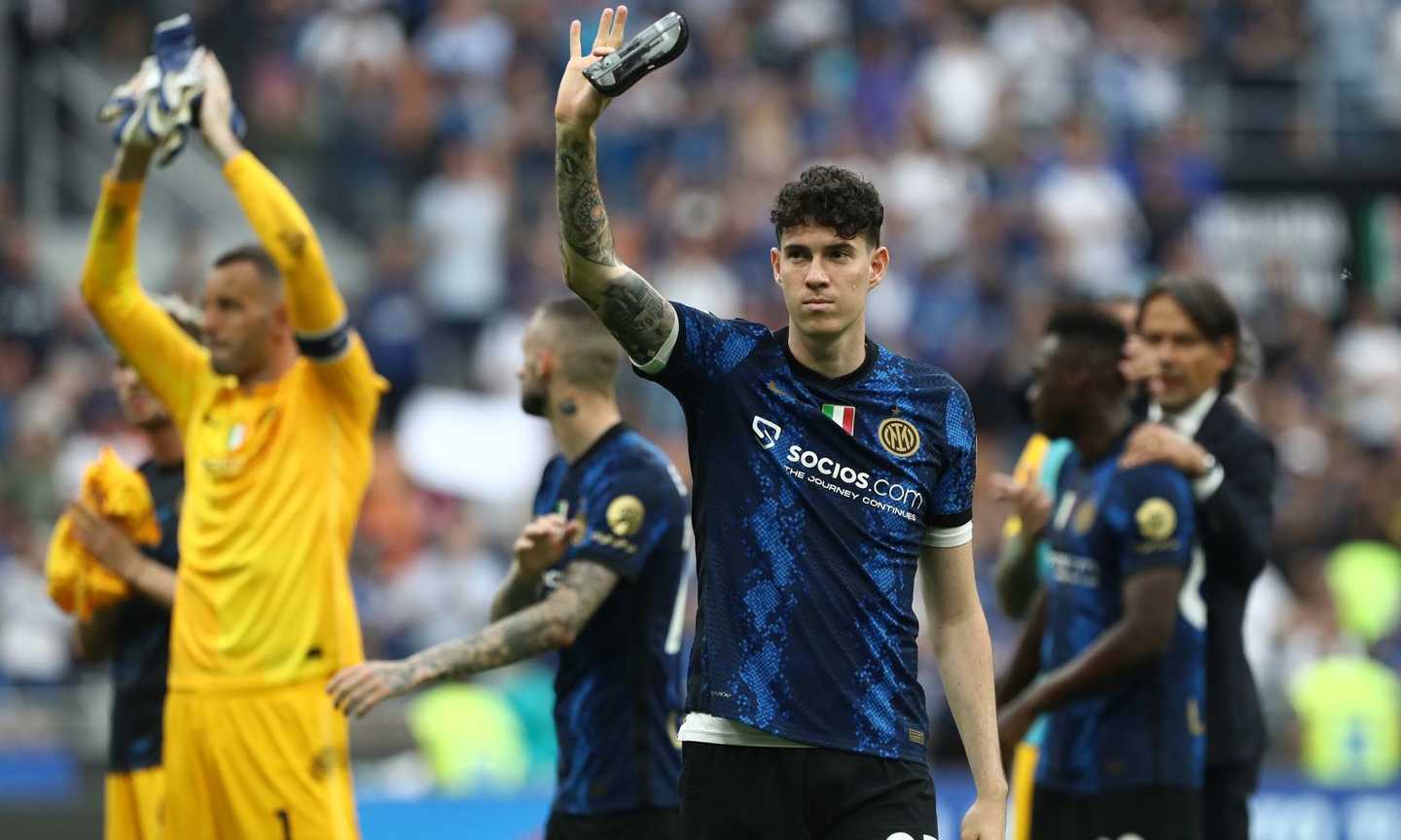 Inter, per Bastoni si prepara un'asta tutta inglese: il Manchester United c'è, ma Conte ha 150 milioni in più