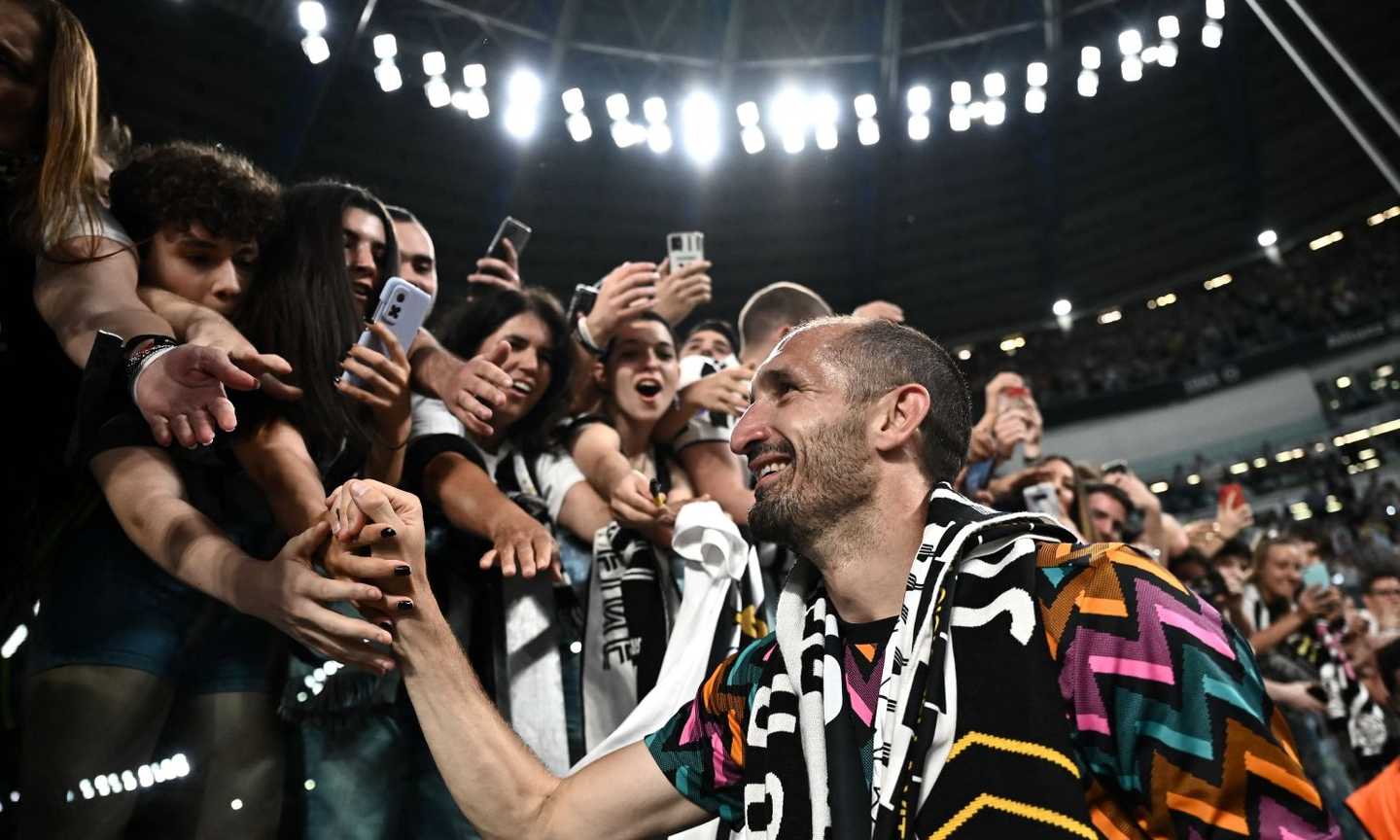 Juve, l'ultima di Chiellini dura 17 minuti: gli occhi lucidi di Agnelli e Bonucci, il giro di campo alla Del Piero FOTO