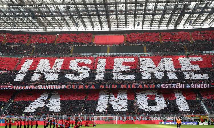 Milan, coreografia da brividi in tutto San Siro: 'Forza lotta insieme a noi' FOTO