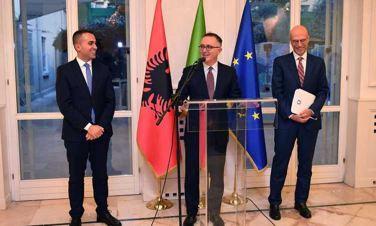 Bucci, ambasciatore a Tirana: 'Trovati ultras in possesso di coltelli, cric e mazze. Il mio appello ai tifosi della Roma...' Bucci, ambasciatore a Tirana: 'Trovati ultras in possesso di coltelli, cric e mazze. Il mio appello ai tifosi della Roma...'