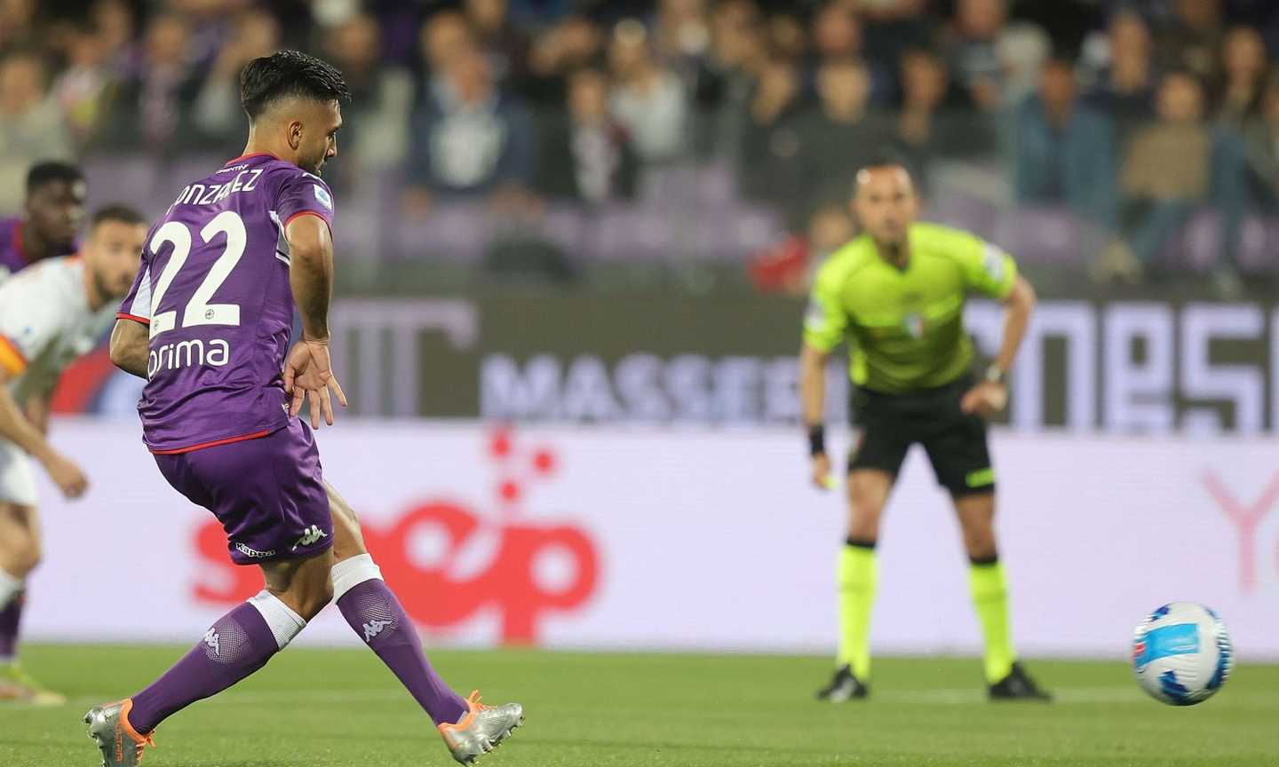 Fiorentina-Roma, rivivi la MOVIOLA: il Var corregge Guida tra le polemiche sul lieve tocco di Karsdorp