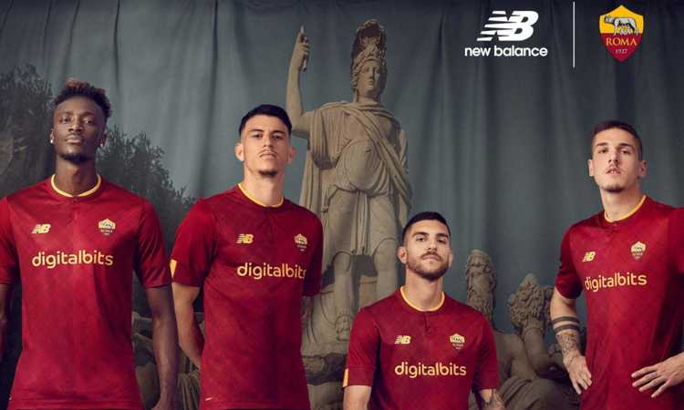 Roma, presentata la nuova maglia: ci sono anche Abraham e Zaniolo VIDEO