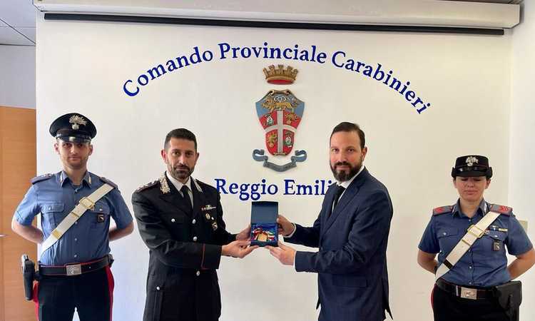 Milan, lieto fine per Pioli: ritrovata e riconsegnata la medaglia dello scudetto Milan, lieto fine per Pioli: ritrovata e riconsegnata la medaglia dello scudetto