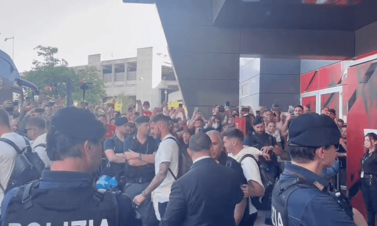 Cori, tifosi in delirio e gruppo compatto: la partenza del Milan verso Reggio Emilia