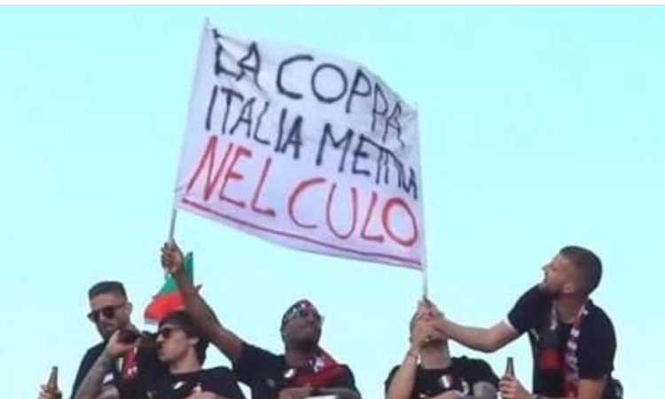Festa Milan, inchiesta aperta per lo striscione sul pullman 'La Coppa Italia mettila nel c...'