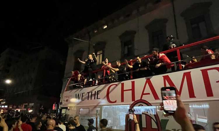 Milan, si chiude la festa scudetto: dallo striscione 'alla Ambrosini' al messaggio chiesto da Ibra per Calhanoglu, rivivi la giornata FOTO e VIDEO