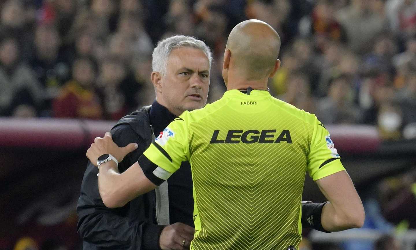 Roma, Mourinho attacca la Lazio: 'Nel 2022 si può ancora vincere con un gol in fuorigioco...'