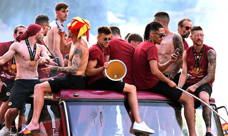 Dopo il Milan anche la Roma sotto inchiesta per i festeggiamenti. La Procura FIGC indaga sui cori contro la Lazio Dopo il Milan anche la Roma sotto inchiesta per i festeggiamenti. La Procura FIGC indaga sui cori contro la Lazio