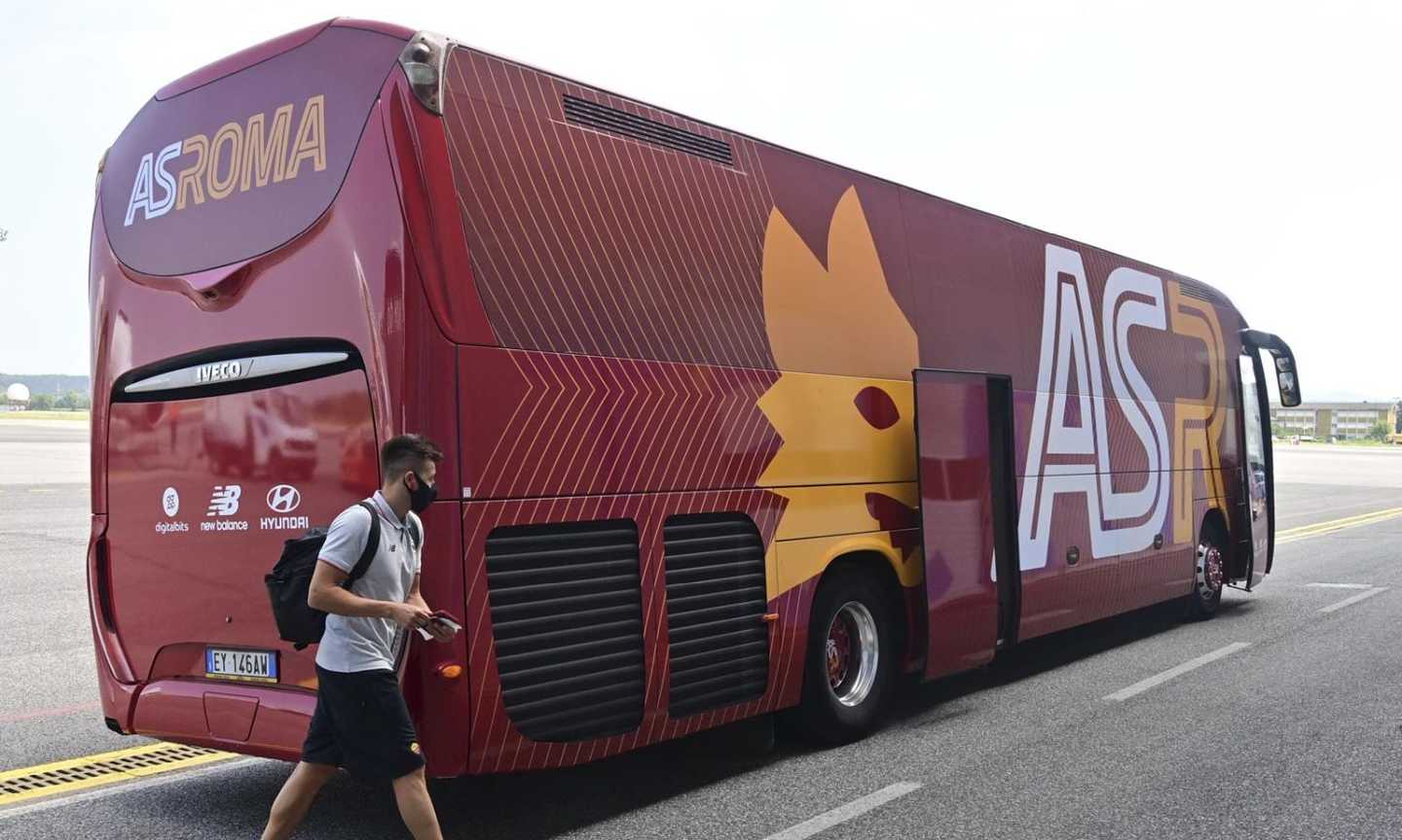 Roma-Feyenoord: tifosi olandesi fanno pipì sul bus della Roma VIDEO