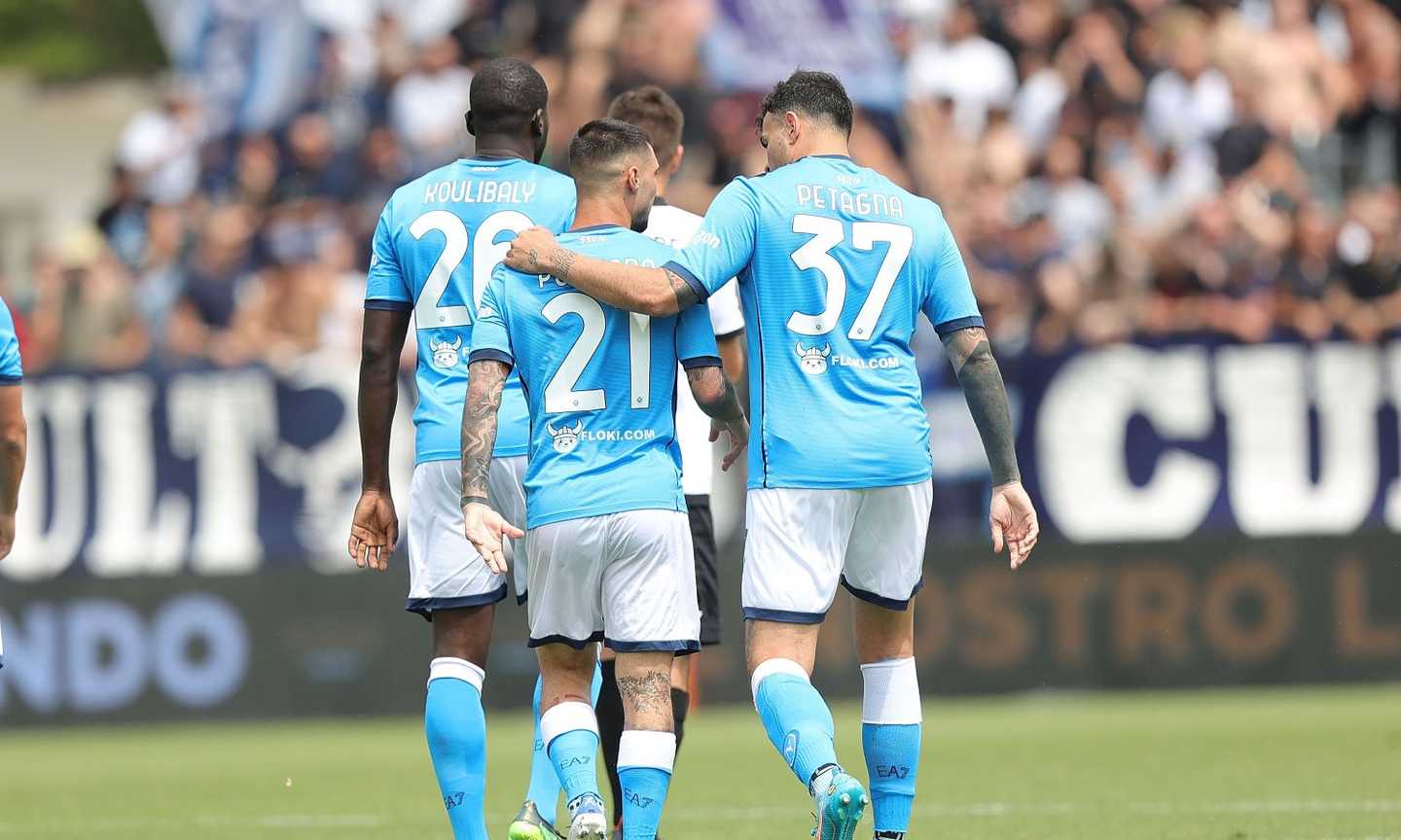 Il Napoli si vendica, 3-0 senza storia a La Spezia: Spalletti chiude 3° a 79 punti, scontri tra i tifosi sugli spalti