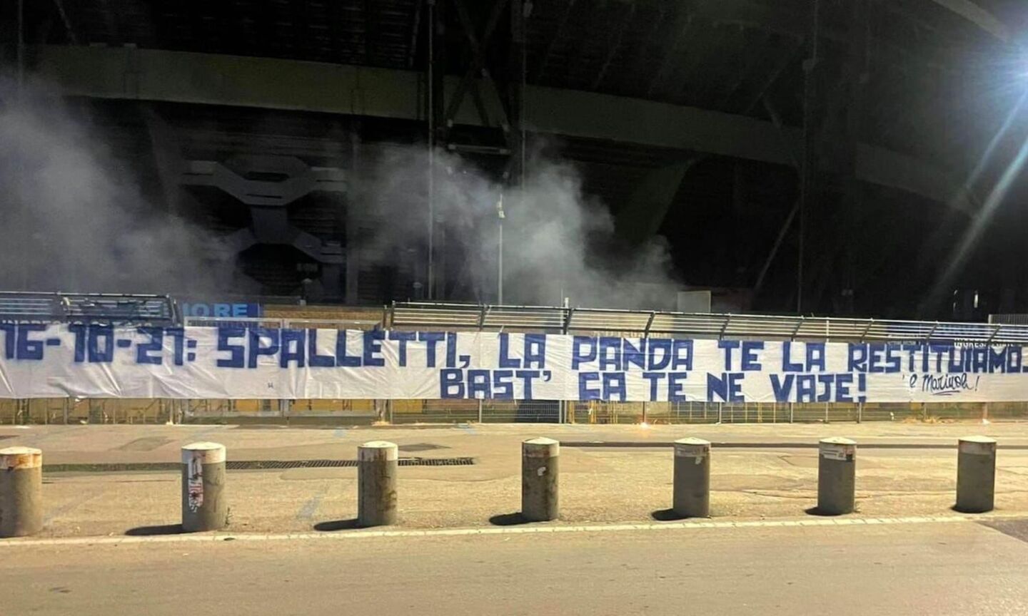 Napoli, striscione contro Spalletti: 'La panda te la restituiamo, basta che te ne vai'