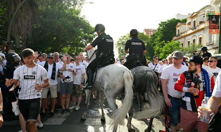 Tensione a Siviglia: scontri tra i tifosi di Eintracht e Rangers Tensione a Siviglia: scontri tra i tifosi di Eintracht e Rangers