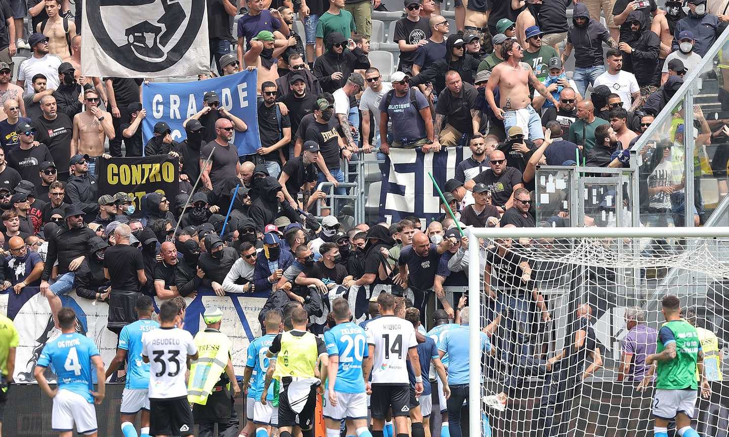 Spezia-Napoli, lancio di fumogeni tra le tifoserie: partita sospesa per 12 minuti