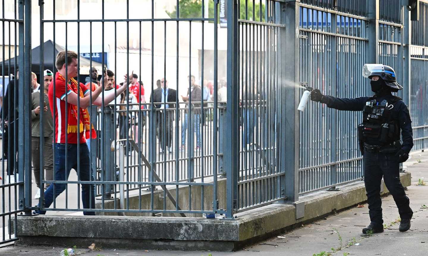 Liverpool-Real Madrid inizia alle 21.37: disordini fuori dallo stadio, tanti tifosi dei Reds senza biglietto. Polizia usa spray urticante FOTO e VIDEO