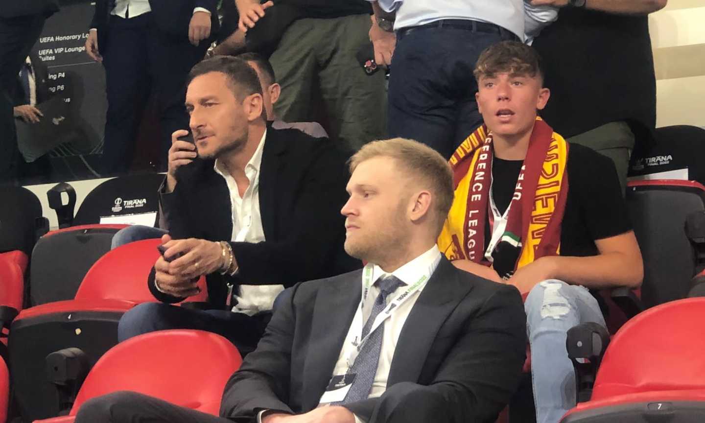 Roma, Totti presente sugli spalti di Tirana per la finale di Conference League FOTO