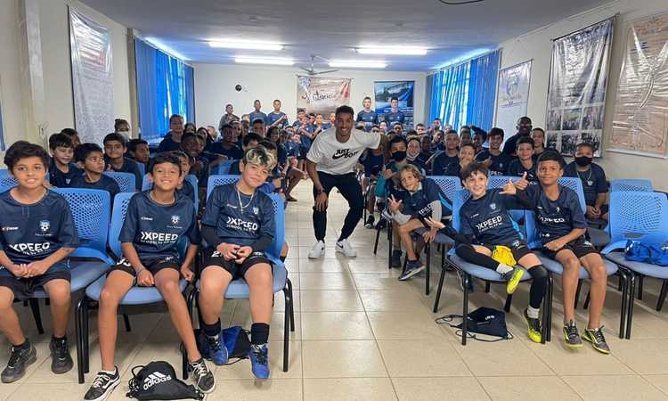 Juve, Danilo in Brasile fa visita ai bambini della sua Ong 'futuro Re2ondo' FOTO