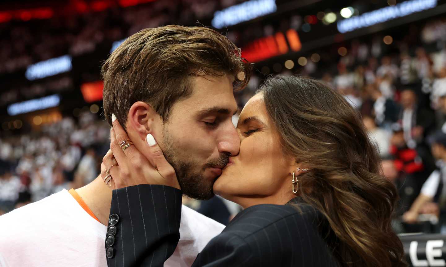 Izabel Goulart, vacanze brasiliane con il compagno Trapp e sfida a beach tennis con balletto finale FOTO