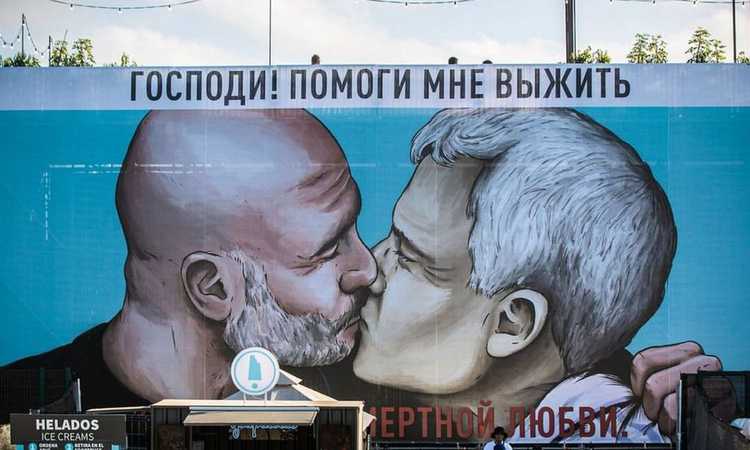 Mourinho bacia Guardiola: ecco l'incredibile murale di Barcellona