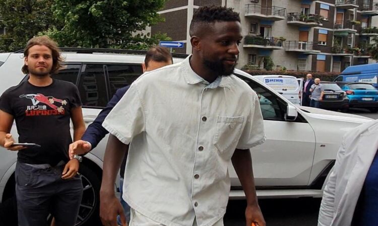 FOTO-VIDEO Milan, Origi riparte per le vacanze: dalle visite in mattinata alla firma, rivivi la sua prima giornata rossonera