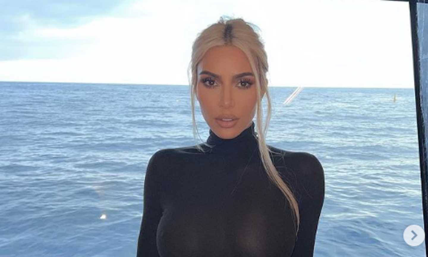 Kim Kardashian, nuovo look biondo platino e costumi mozzafiato FOTO! 