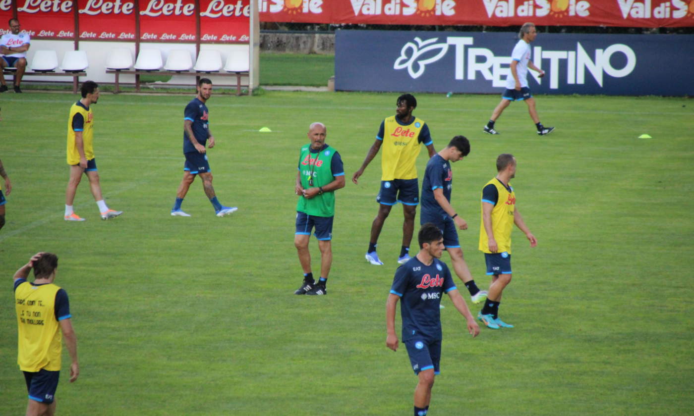 Napoli, ultimo allenamento a Dimaro: Politano out, grossa fasciatura al ginocchio! Torna Osimhen, la prima di Ostigard