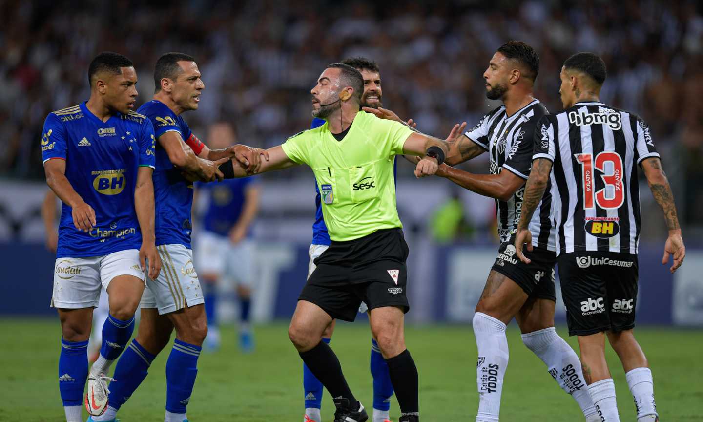 Brasile, l'arbitro Benevenuto: 'Sono gay, ho odiato il calcio pieno di machismo'