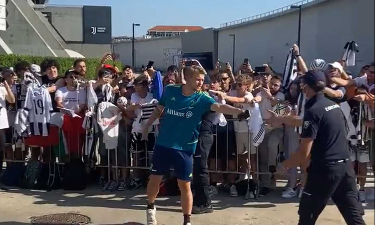 Juve, parte la nuova stagione con l'arrivo dei nazionali: che entusiasmo per De Ligt! 'Resta con noi' VIDEO