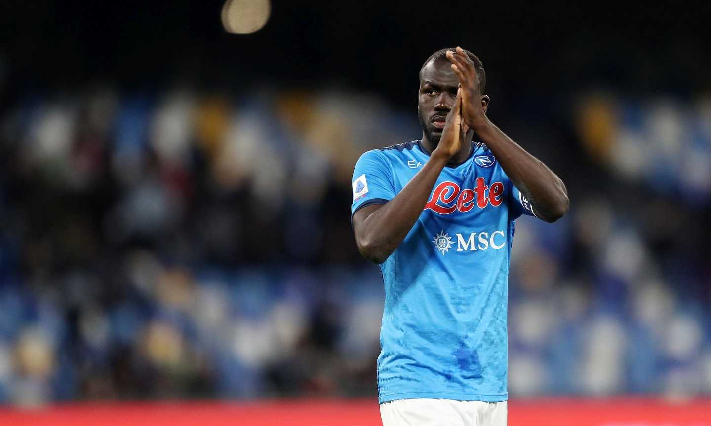 Napoli, rinnovo in bilico per Koulibaly: 7 milioni dalla Juve, il Chelsea alza l'offerta