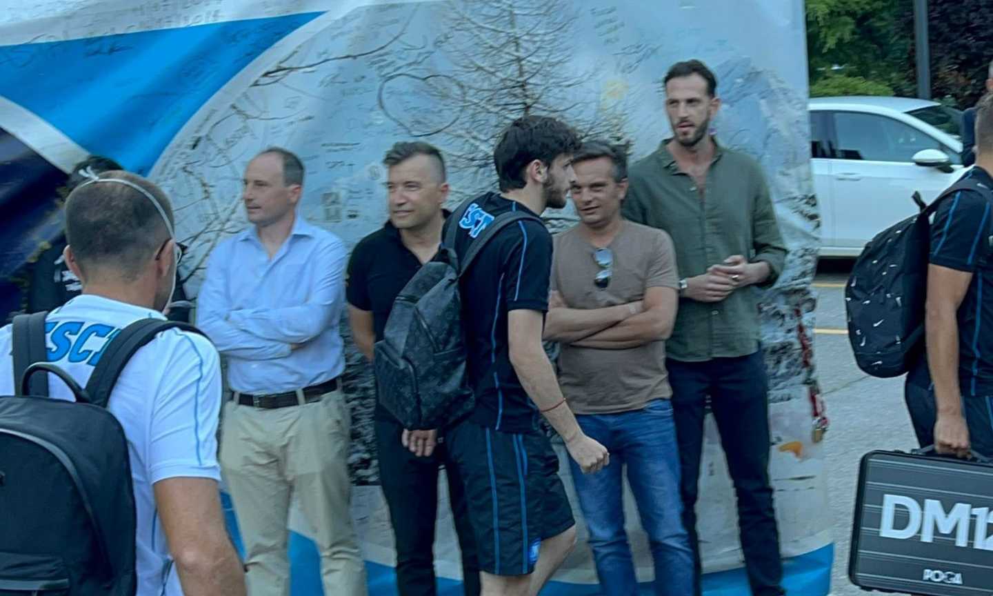 Napoli, inizia il ritiro: ecco Kvaratskhelia, un tifoso lo chiama Messi e Koulibaly... FOTO-VIDEO