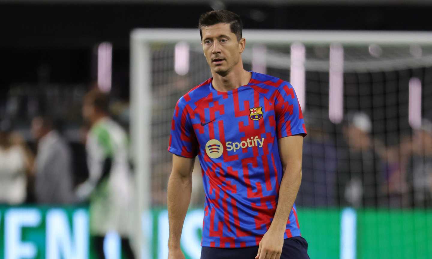 Lewandowski palleggia al Camp Nou: 'Prometto gol e vittorie al Barcellona' VIDEO