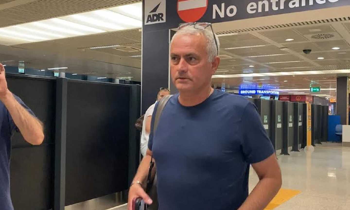 Mourinho è atterrato a Roma: 'Mercato? Parliamo il 13 agosto'