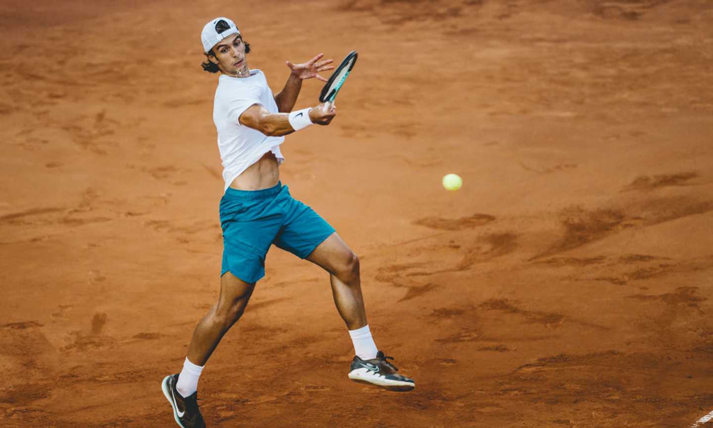 Tennis, Musetti trionfa in finale contro Alcaraz ad Amburgo: è il suo primo torneo Atp 500 VIDEO