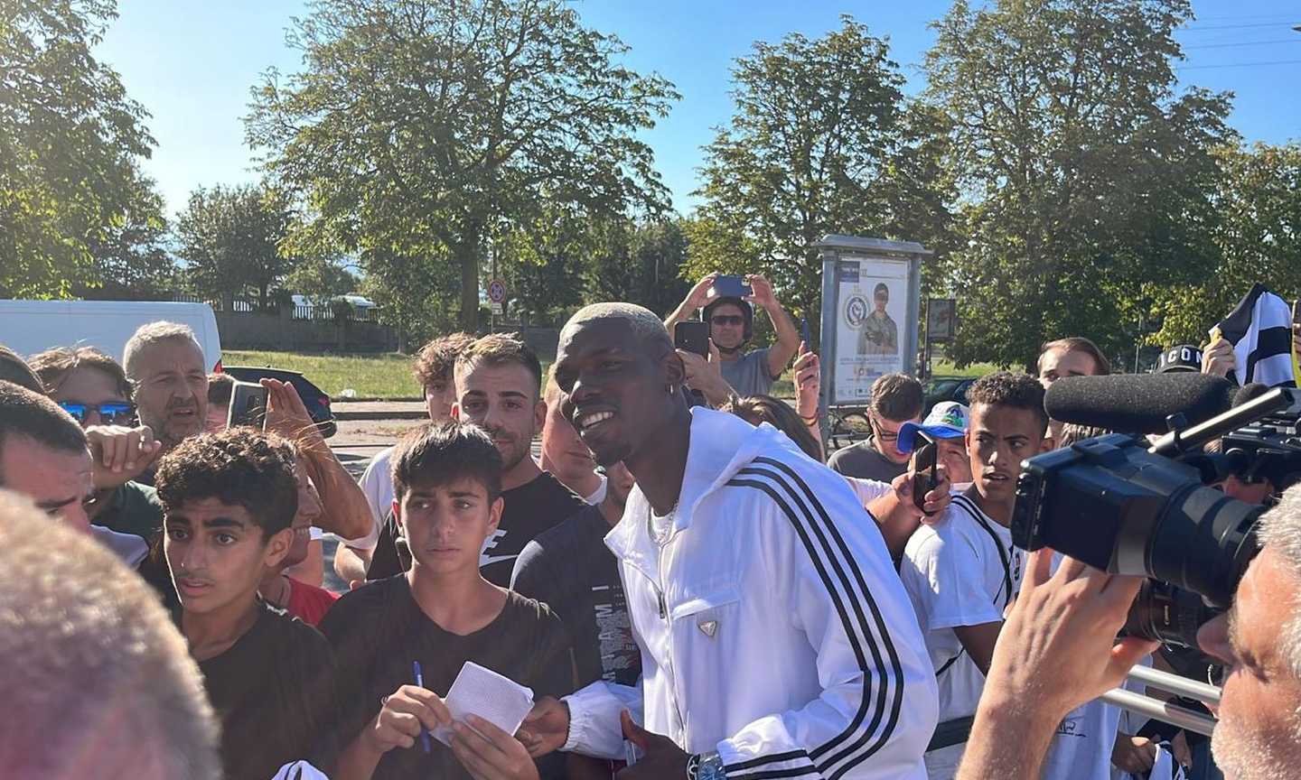 JUVE, POGBA È A TORINO: tifosi in delirio, autografi per tutti VIDEO. Le prime parole: 'Sono tornato'