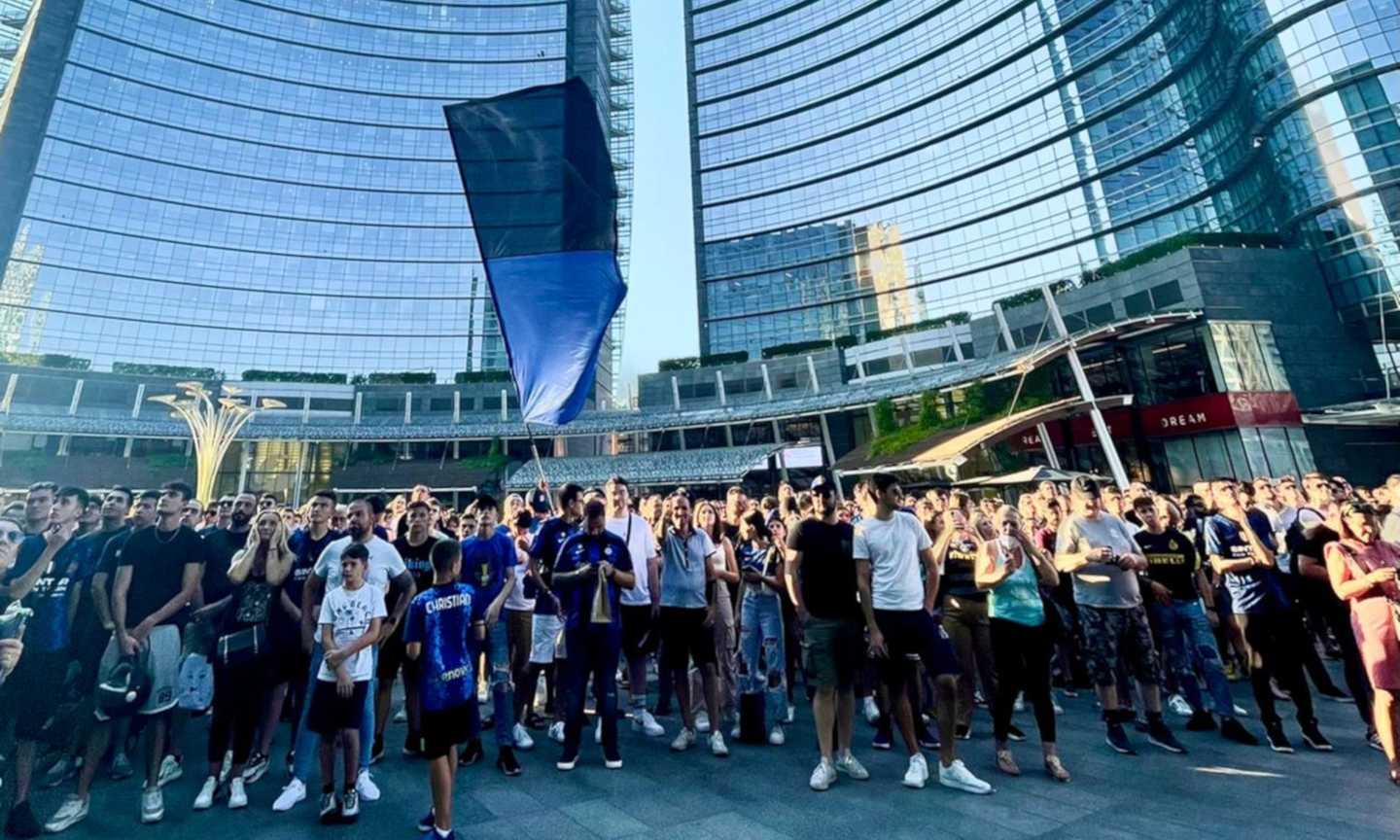 Inter, i tifosi a Marotta e Ausilio: 'Portateci Dybala' VIDEO. E Materazzi…