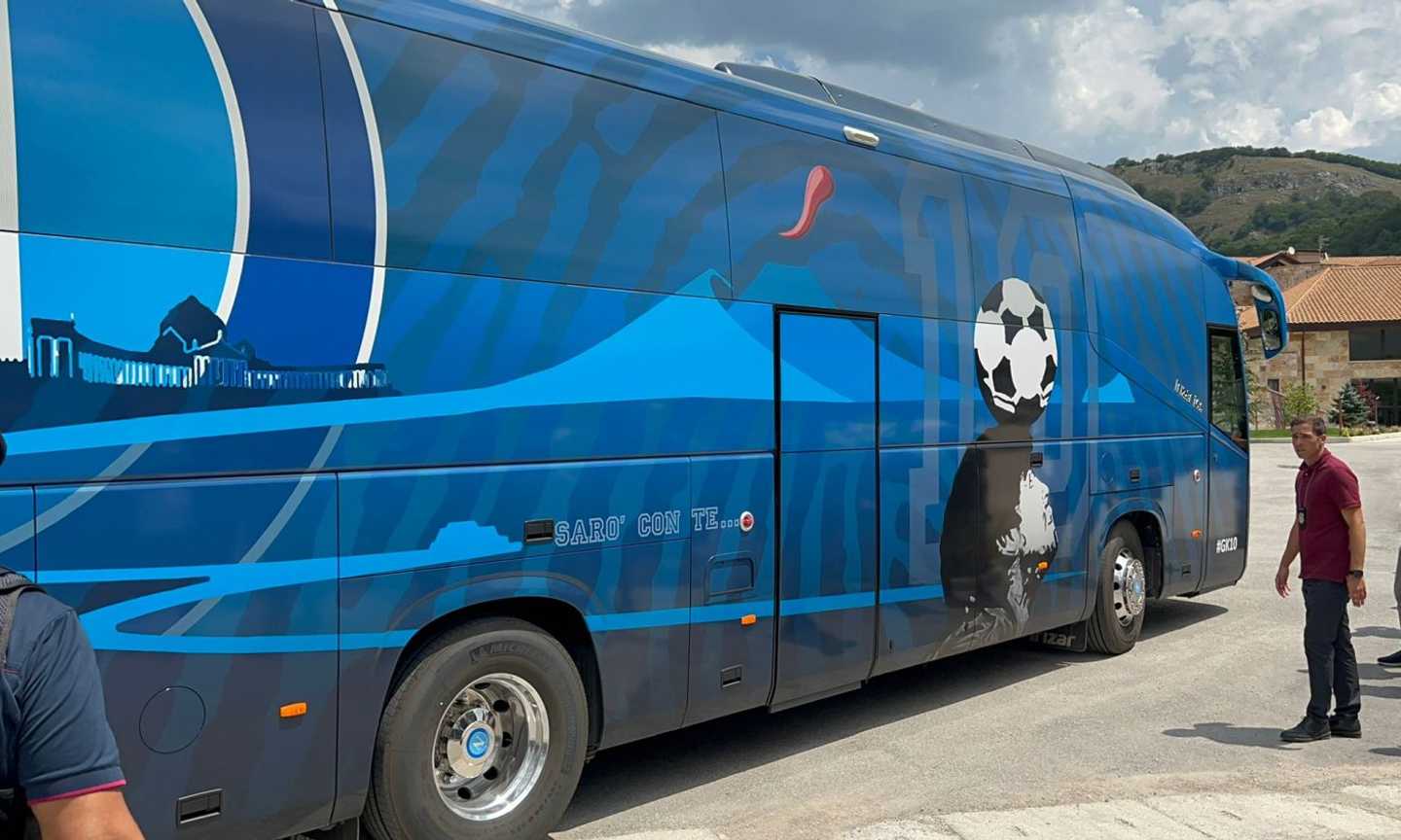 Napoli, l’arrivo della squadra a Castel di Sangro: ecco l’accoglienza dei tifosi, c’è Petagna! VIDEO  